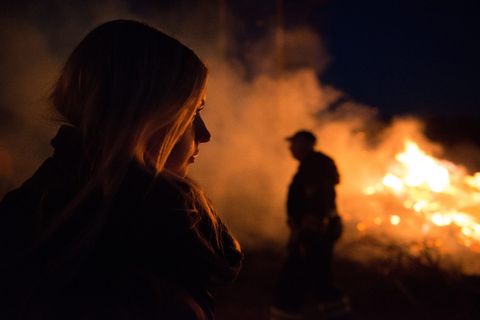 灌木丛大火附近男女的剪影照片