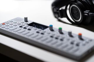 音乐播放器旁的耳机