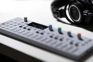 音乐播放器旁的耳机