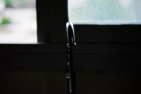 水，水滴，液体，瀑布，水龙头，钢铁，窗户，玻璃