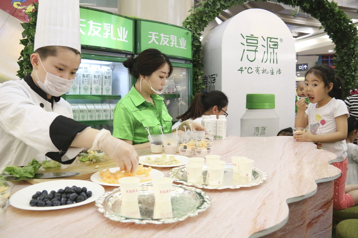 好的，很好，很好，一群人，真人，男人，食物和饮料，孩子