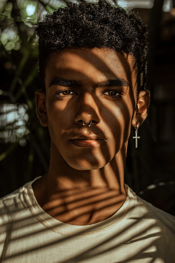 身穿白色圆领上衣的男子