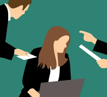 在持续冲突的商业环境中的女性插图。 在持续冲突的商业环境中的女性插图。