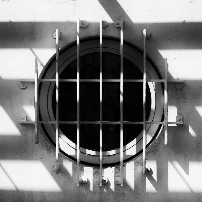 窗户、阴影、结构、建筑、建筑、框架、酒吧、灯光