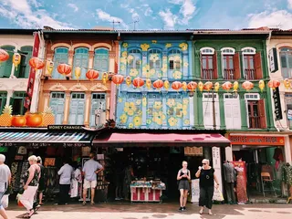 白天，人们在五彩店购物