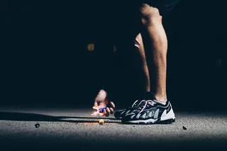 有人在地板上烧东西