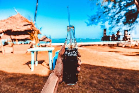 拿着可口可乐玻璃瓶的人