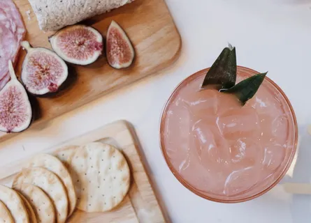 配饼干和奶酪的热带冰茶