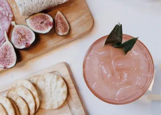 配饼干和奶酪的热带冰茶