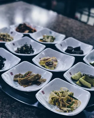 白色陶瓷方碗，带烹饪蔬菜L