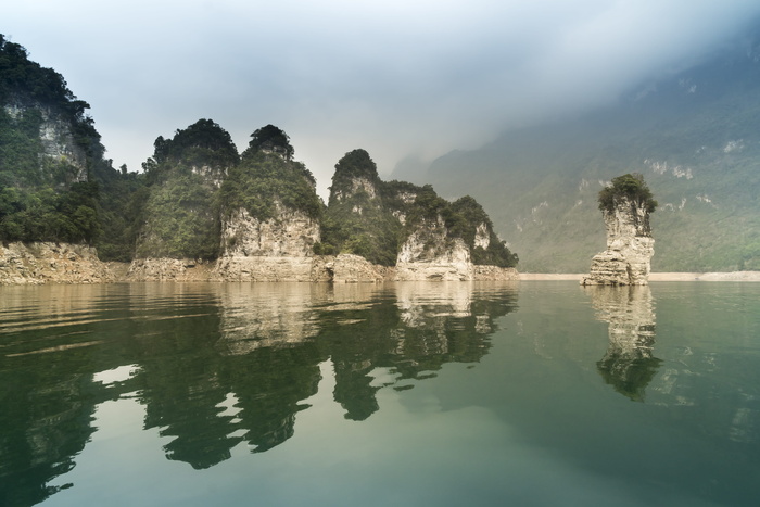 水体附近的岩层