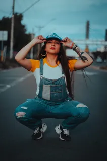 蹲在路上的女人 蹲在路上的女人