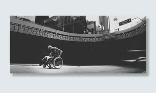 坐在轮椅上的人的灰度照片