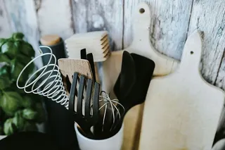 靠墙的厨房用具和罐头