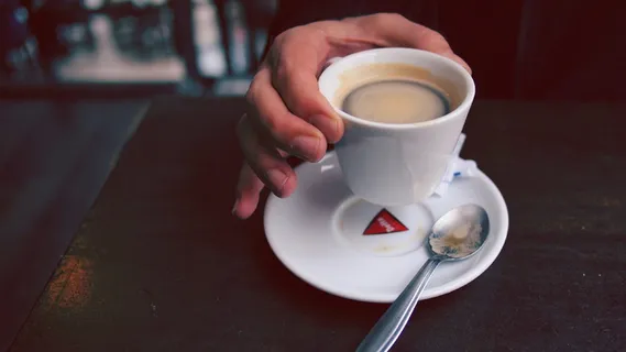 拿陶瓷杯的人 拿陶瓷杯的人