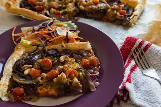 素食者，馅饼，番茄，腰果，坚果，洋葱，奶酪，蓝色