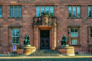 阿尔伯特·路德维希大学，弗莱堡，主入口，主建筑，雕像，青铜，亚里士多德，哲学家