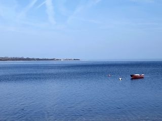 大海，湖泊，丹麦波罗的海，宁静的湖泊，多石的地下，汽艇，其他河岸，晴朗的天气