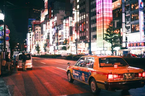 黄色、轿车、跑步、道路、混凝土、建筑、夜间、出租车 黄色、轿车、跑步、道路、混凝土、建筑、夜间、出租车