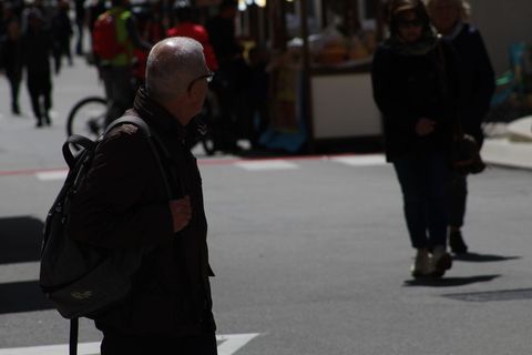 人、人、行人、沥青、柏油路、服装、服装、道路