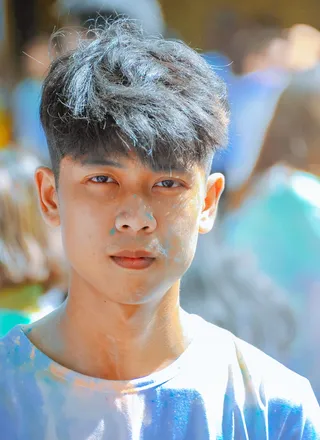 穿白色圆领衬衫的男子