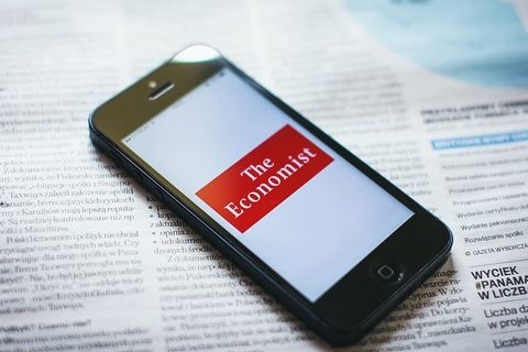打开,黑色,iphone 5,显示,经济学家,iphone,新闻,报纸 打开,黑色,iphone 5,显示,经济学家,iphone,新闻,报纸