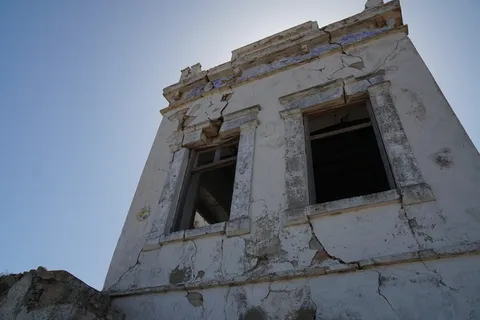 建筑,废弃,损坏,低视角,建筑结构,天空,旧,过时 建筑,废弃,损坏,低视角,建筑结构,天空,旧,过时