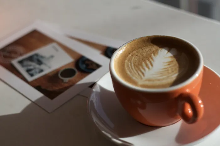 茶托上橙色陶瓷杯中的咖啡