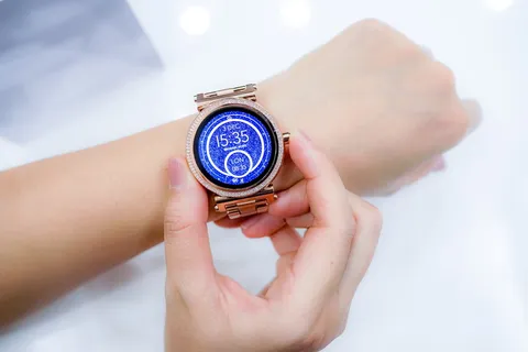 人,手持,金色智能手表,左,手腕,手表,手,智能手表 人,手持,金色智能手表,左,手腕,手表,手,智能手表