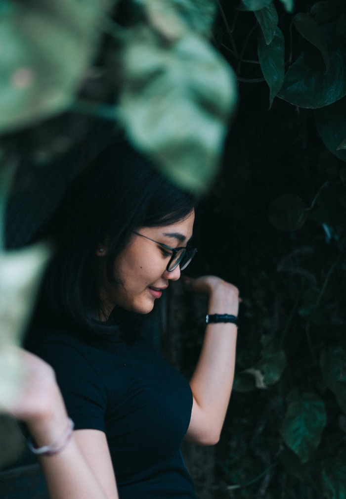 穿黑色衬衫的女人