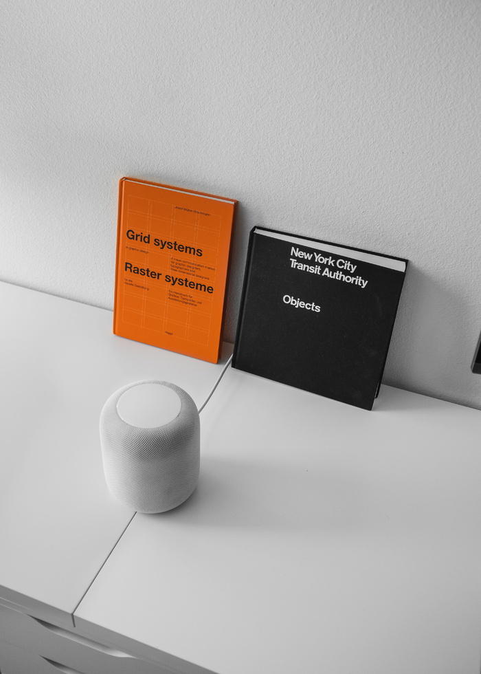 便携式扬声器旁的纽约市交通局手册