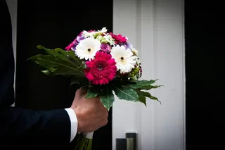 男人，拿着，花束，鲜花，按铃，惊喜，婚礼，结婚