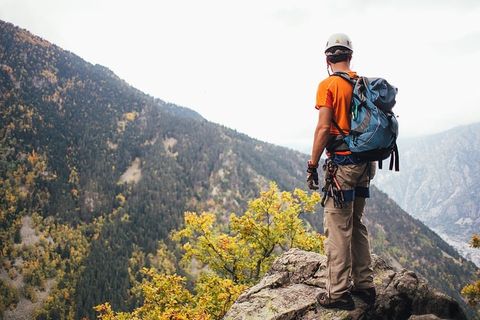 徒步旅行者爬山照片 徒步旅行者爬山照片