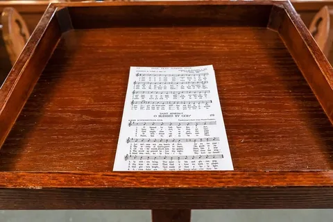 棕色木质表面上的白色打印纸