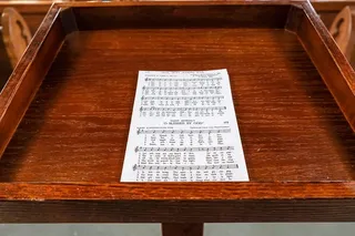 棕色木质表面上的白色打印纸