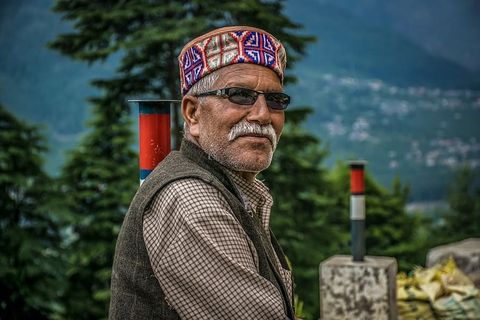 身穿棕色衬衫和黑色背心的男子