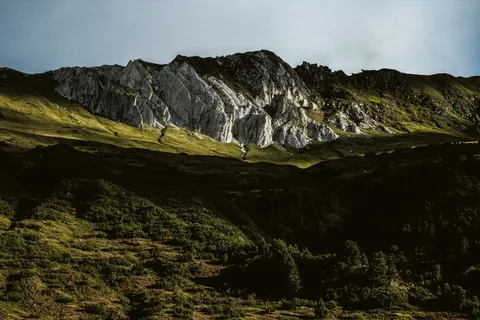 山体微光照片 山体微光照片