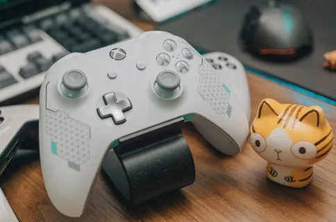 棕色木质表面上的白色Xbox控制器 棕色木质表面上的白色Xbox控制器