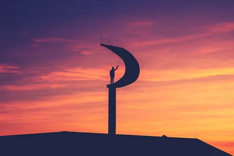 装甲运兵车，背光，明亮，黎明，黄昏，月亮，户外，屋顶