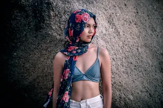 站在混凝土表面旁边的女性的选择性聚焦摄影