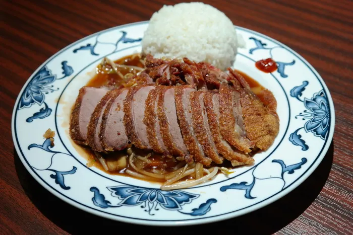 切片、油炸、肉、米饭、圆形、白色、蓝色、陶瓷