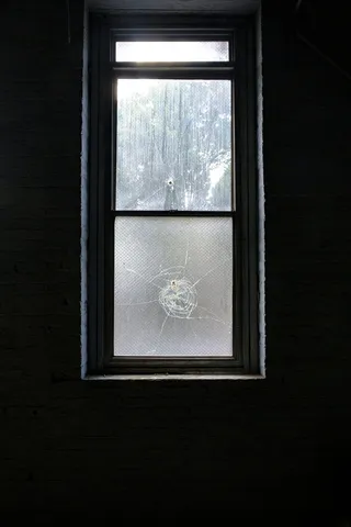 破裂的玻璃窗、窗、门、水晶、银、天窗、建筑、建筑