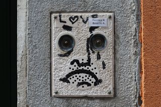 白色摄像机、涂鸦、爱情、音色、门铃、特写、无人、金属