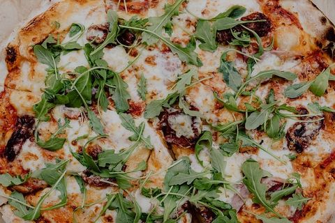 在舒适的餐厅里吃美味的披萨