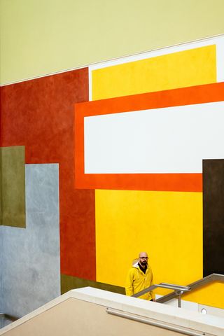 站在楼梯上的男子