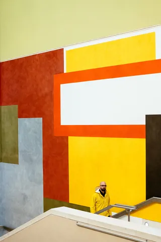 站在楼梯上的男子