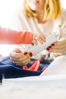 拿着白色打印纸的人