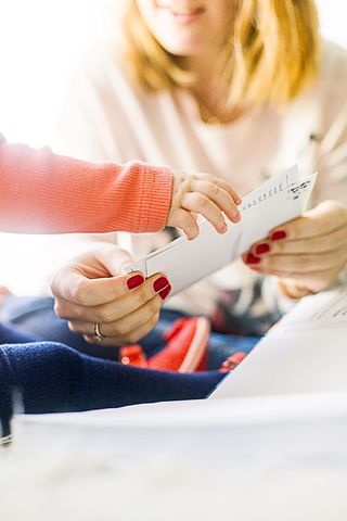 拿着白色打印纸的人