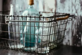 收集金属网篮中的瓶子