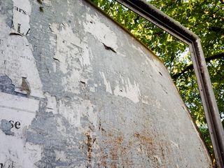 标志，破损，广告牌，低视角，建筑，无人，建筑结构，白天